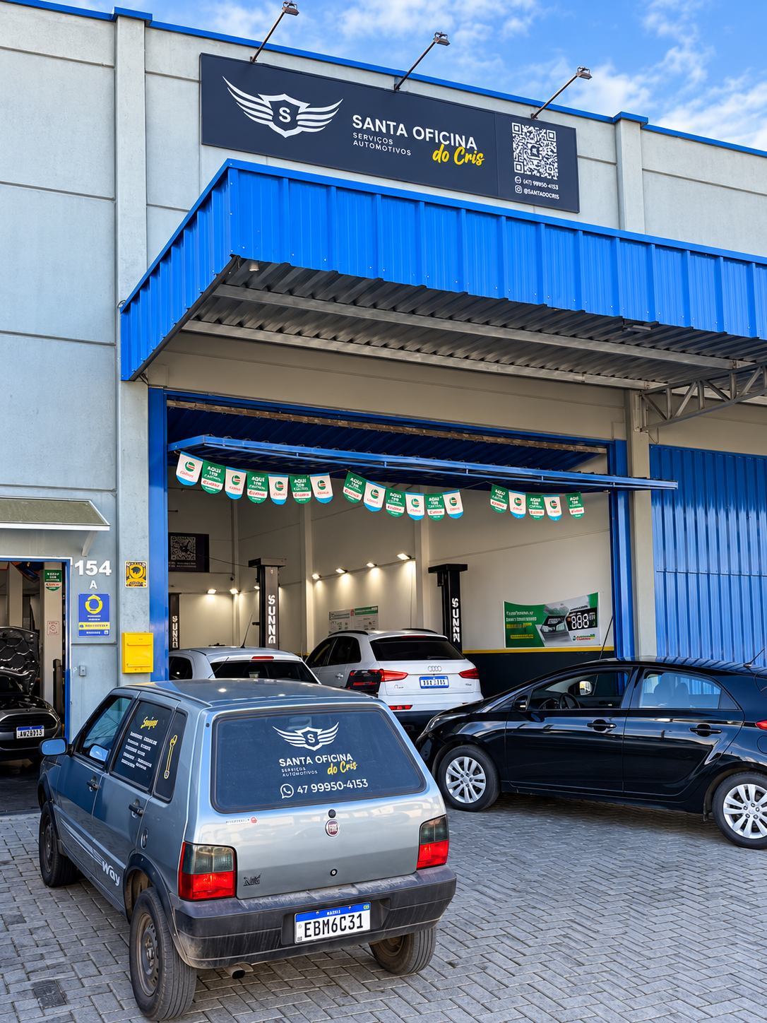Fachada da Santa Oficina do Cris em funcionamento, com carros na entrada